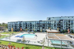 Comfy 1BR Condo w Balcony BBQ Pool and Parking